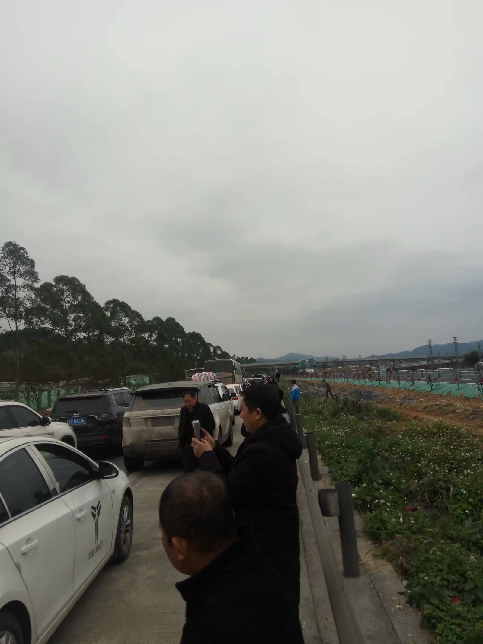 堵车.jpg 初六出门初八才到，路上堵车，经历41小时汽车 一句话